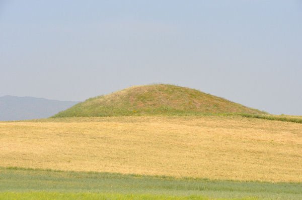 Bin Tepe, funeral mound.jpg
