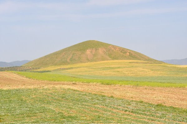 Bin Tepe, large tumulus.jpg
