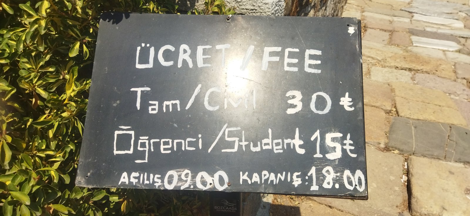 Öğrenci tabelası Bozcaada Kalesi 04.09.2024.jpg