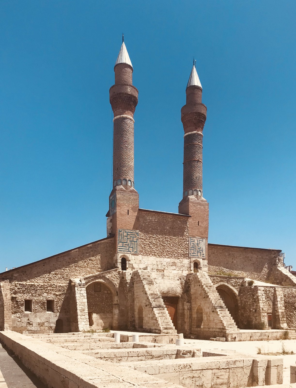 ÇİFTE MİNARELİ MEDRESE görseli