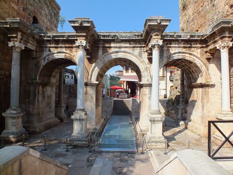 HADRİAN KAPISI