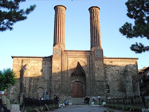 HÜDAVENT HATUN TÜRBESİ