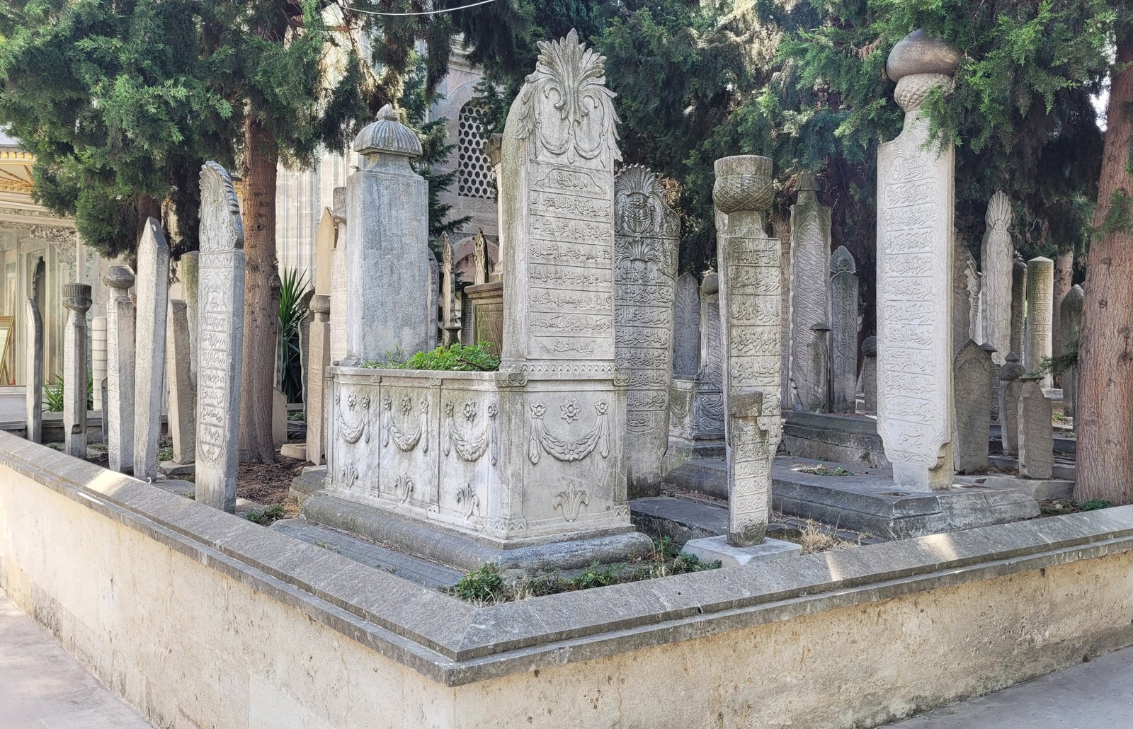 Cemetery of the Bayezid II Mosque 02.jpg