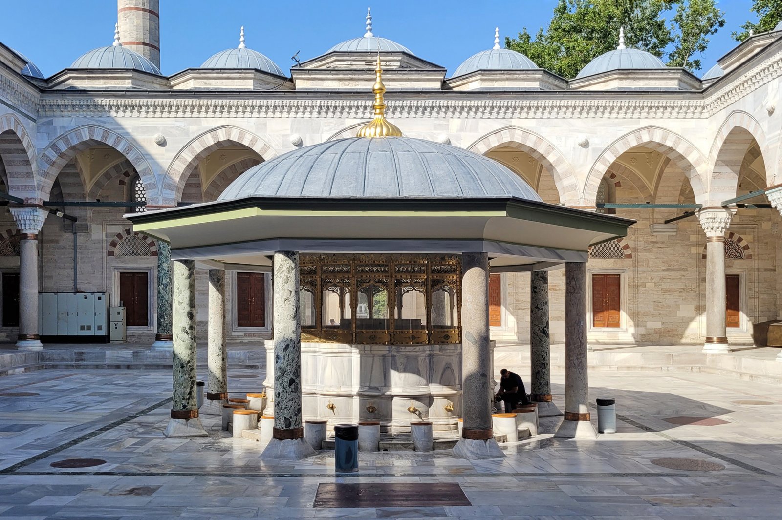 Shadirvan of the Bayezid II Mosque.jpg