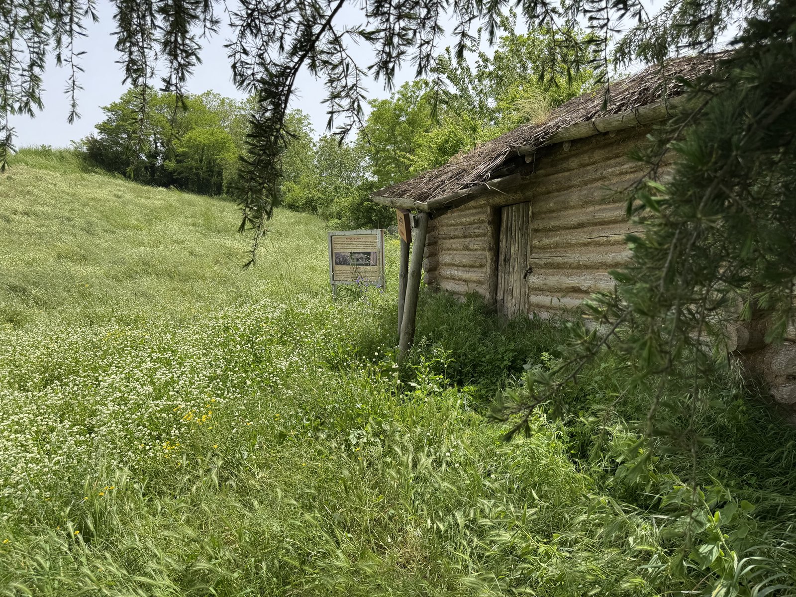 Reconstructed log cabin at İkiztepe Samsun Turkey.jpg