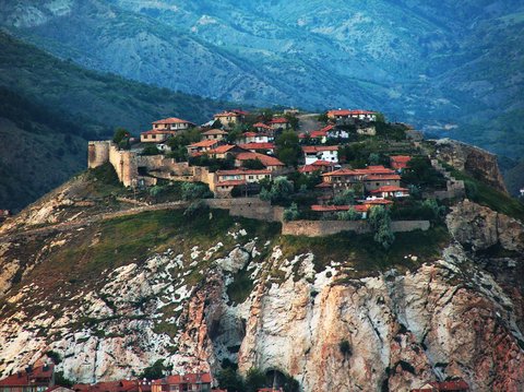 İSKİLİP KAYA MEZARI