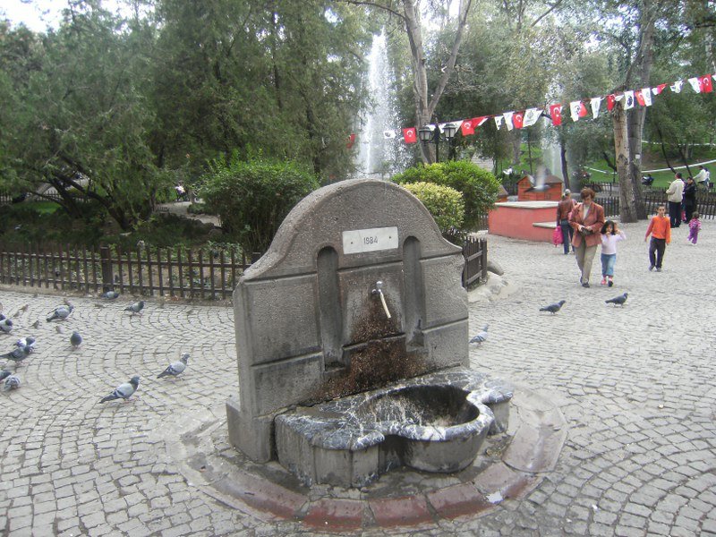 Kuğulu park çeşme.jpg