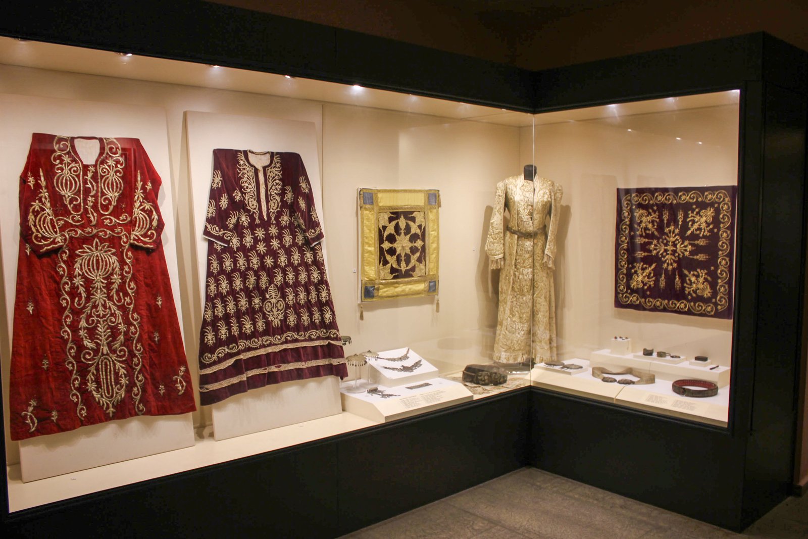 Ethnographic display of traditional garments, Akhisar Museum.jpg