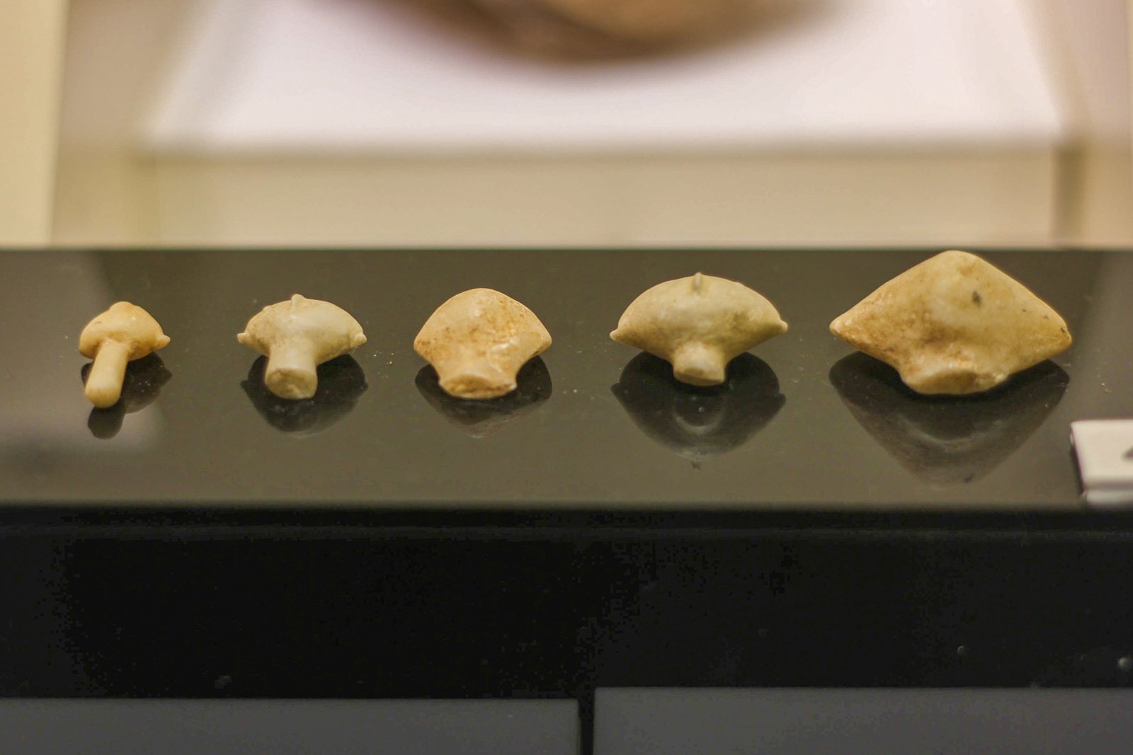 Kilia type idol heads, Kulaksızlar, Akhisar, Manisa (Akhisar Museum).jpg