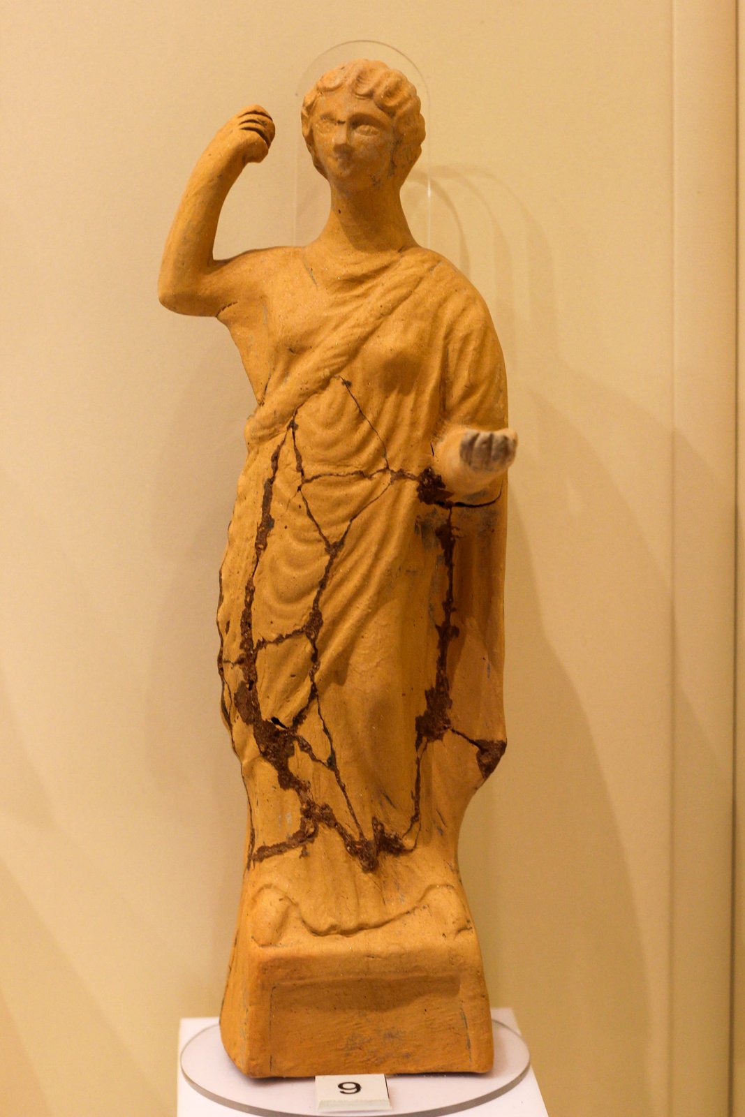 Terracotta female figurine with raised arm, Akhisar Museum.jpg