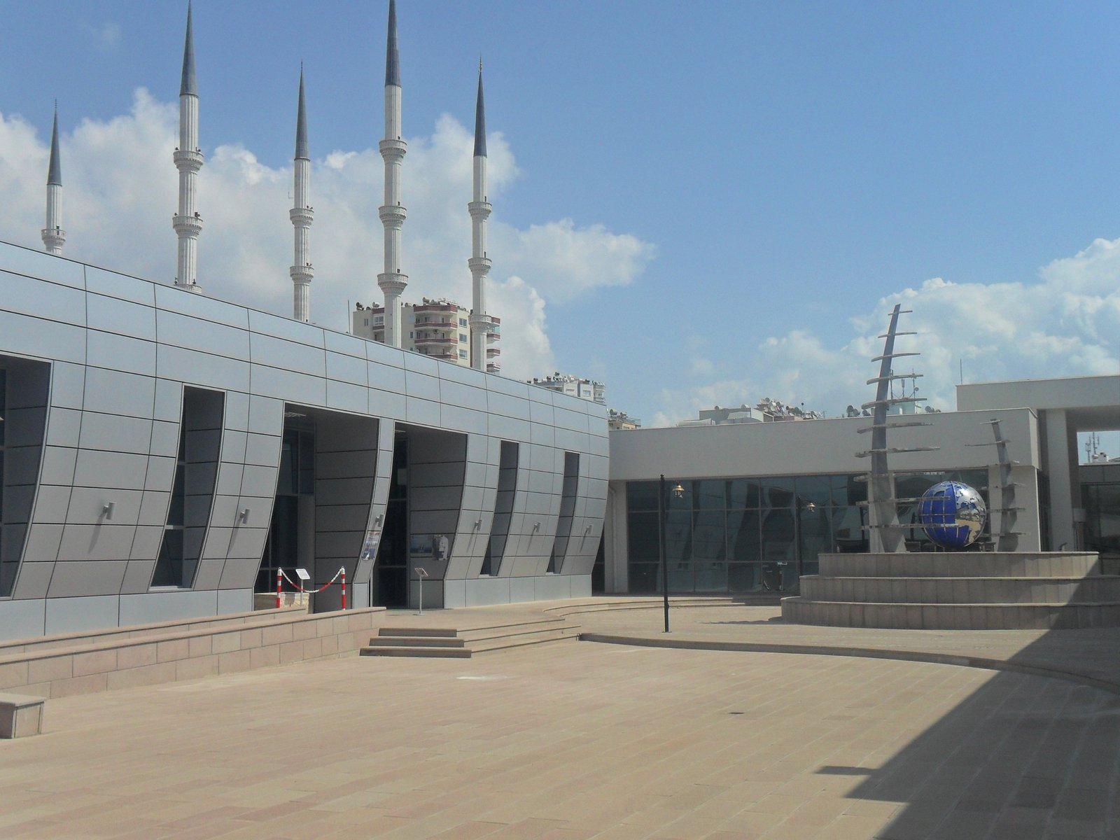 Mersin Deniz Müzesi avlu.JPG