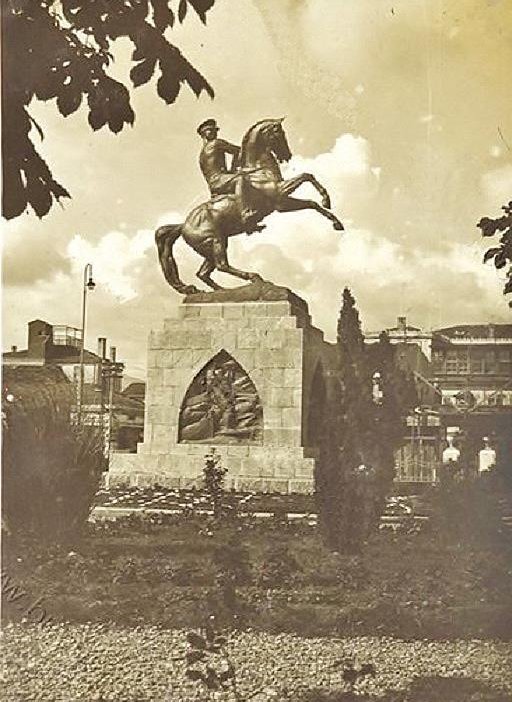 Onur Anıtı profil, 1931.jpg