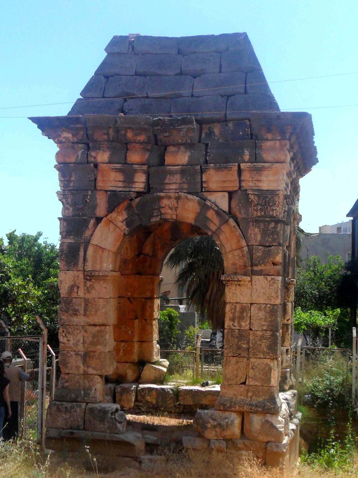 PİRAMİDAL ÇATILI MEZAR görseli