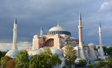 PİZAN HÜSREV BEY MEDRESESİ