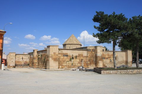 SULTANDAĞI KERVANSARAYI - SAHİPATA KERVANSARAYI