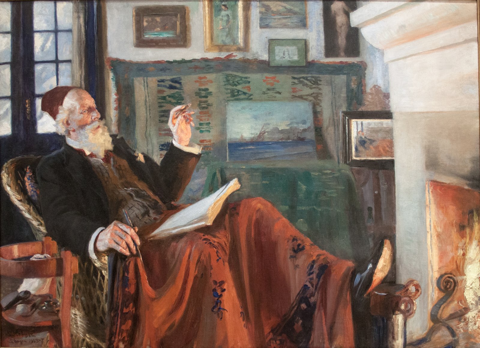 Peder Severin Krøyer - Ved kaminilden. Portræt af Holger Drachmann med rød fez - 1907.png