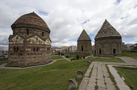 ÜÇ KÜMBETLER