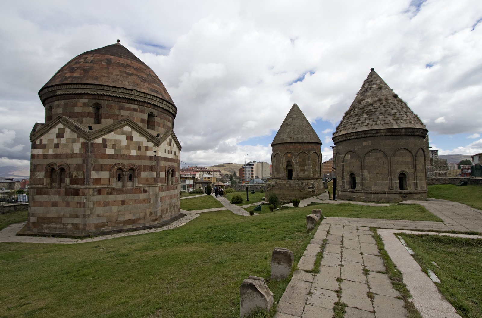 ÜÇ KÜMBETLER görseli