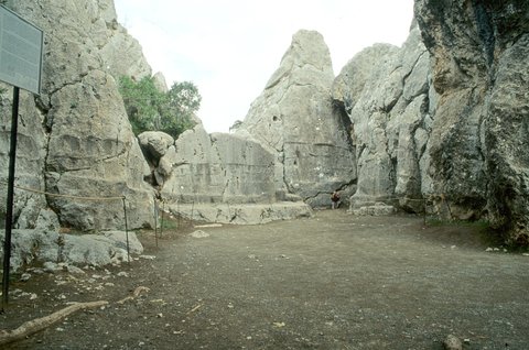 YAZILIKAYA AÇIKHAVA TAPINAĞI